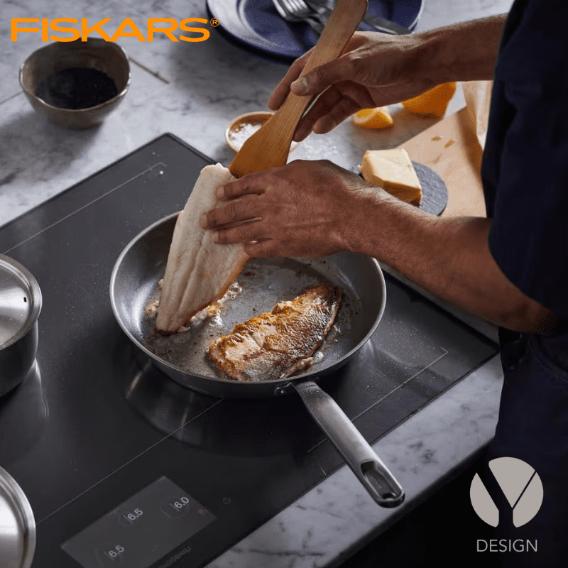 Fiskars stegepande produceret i 90 % genanvendt rustfrit stål - Ø28